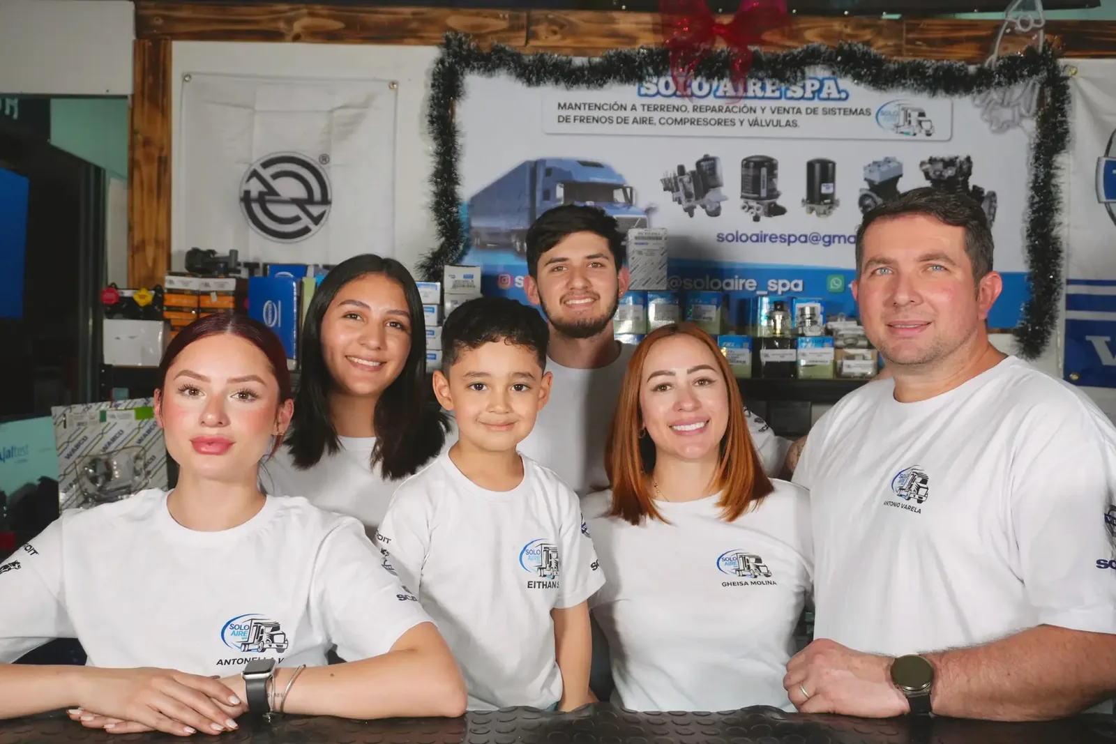 La familia Varela, dueños de Solo Aire SpA, en su taller